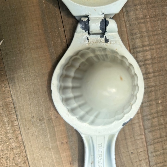 The Pampered Chef Vintage Metal Juicer Tool - Picture 5 of 6